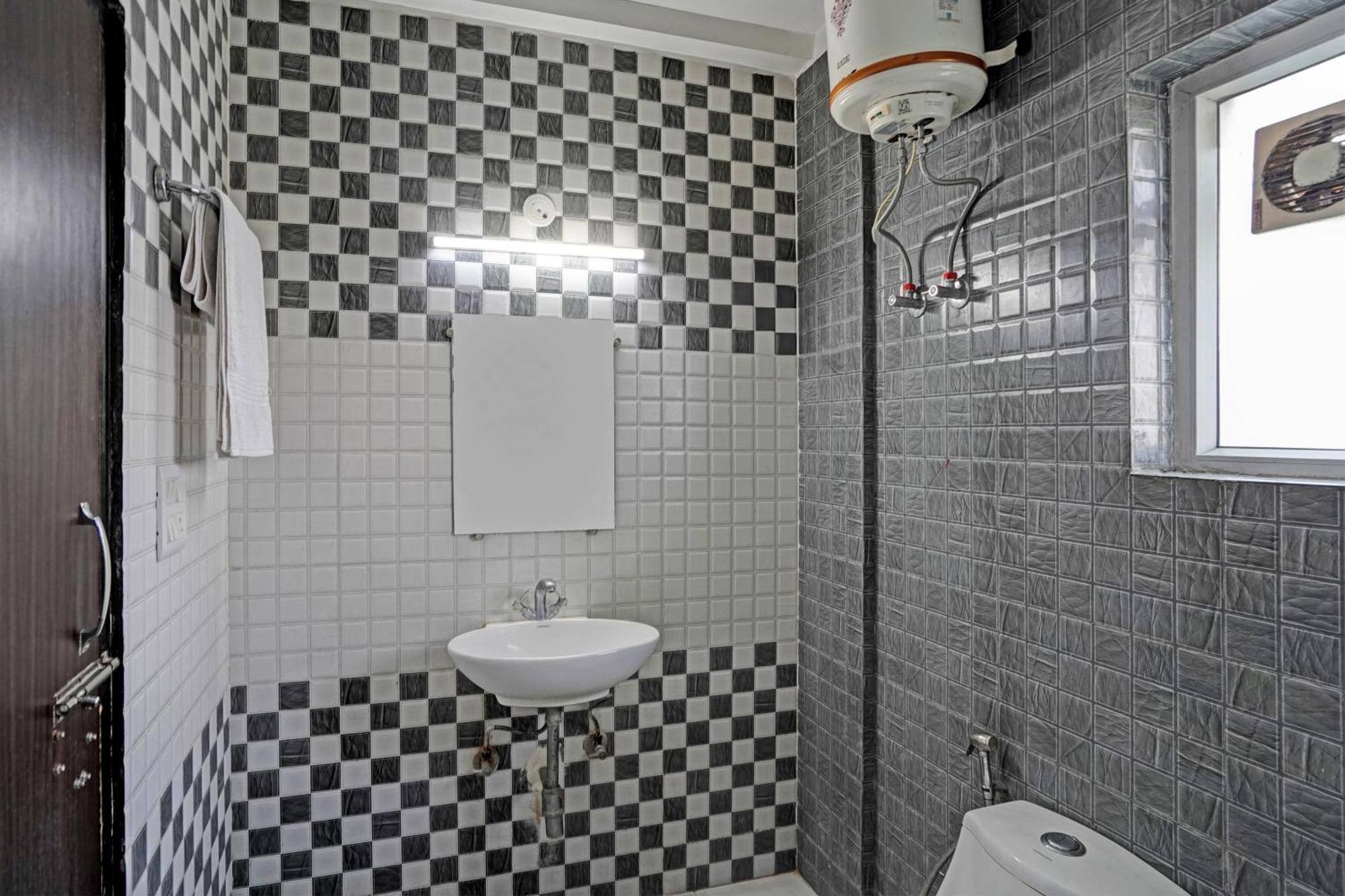 Hotel O Babil Palace Near Omaxe Celebration Mall Гургаон Екстериор снимка